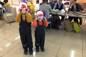 Дети в масках